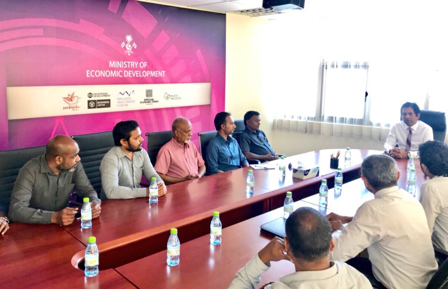 މުދާ އެތެރެކުރާ ފަރާތްތަކާ އިކޮނޮމިކް މިނިސްޓަރު މުހައްމަދު ސައީދު މިއަދު ބައްދަލު ކުރައްވަނީ. ފޮޓޯ: އިކޮނޮމިކް މިނިސްޓްރީ
