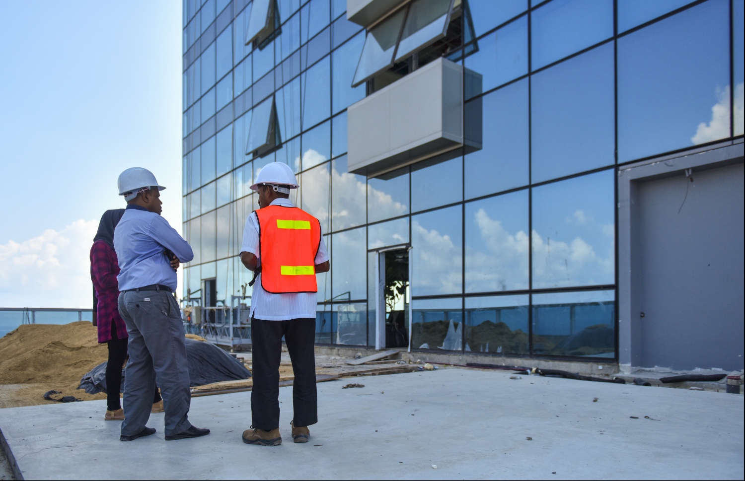 ދަރުމަވަންތަ ހޮސްޕިޓަލުގެ މަސައްކަތް ކުރިއަށްދާ ގޮތާ ގުޅޭ ގޮތުން ސޯދިގު "މިހާރު" އަށް ވާހަކަ ދައްކަވަނީ. --ފޮޓޯ: ހުސެއިން ވަހީދު/މިހާރު