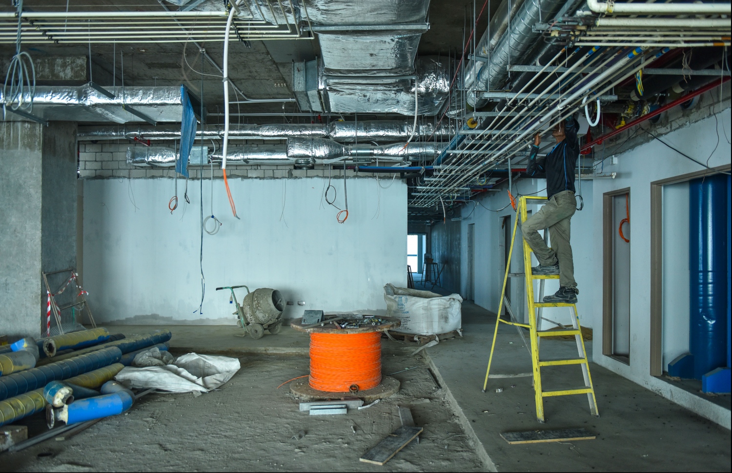 ދަރުމަވަންތަ ހޮސްޕިޓަލުގެ ވައިރިންގެ މަސައްކަތުގައި ބިދޭސީއަކު ހަރަކާތްތެރިވަނީ. --ފޮޓޯ:ހުސެއިން ވަހީދު/މިހާރު