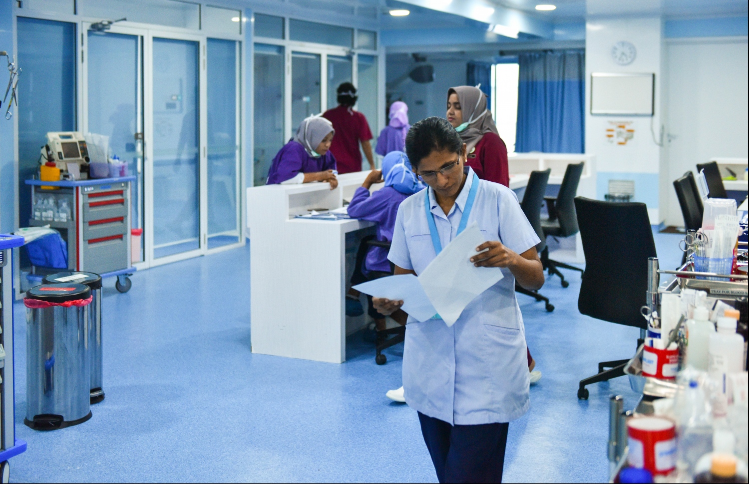 ދަރުމަވަންތަ ހޮސްޕިޓަލްގައި ނަރުހަކު މަަސައްކަތް ކުރަނީ. -- ފޮޓޯ/މިހާރު