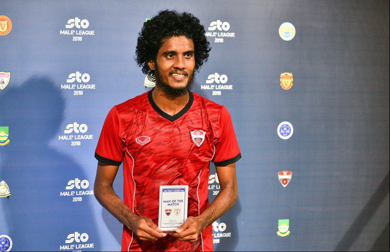 މެޗުގެ މޮޅު ކުުޅުންތެރިޔަކަށް ހޮވުނު ޓީސީގެ އިއްބެ އެވޯޑް ހިފައިގެން. -- ފޮޓޯ: ހުސެއިން ވަހީދު/ މިހާރު