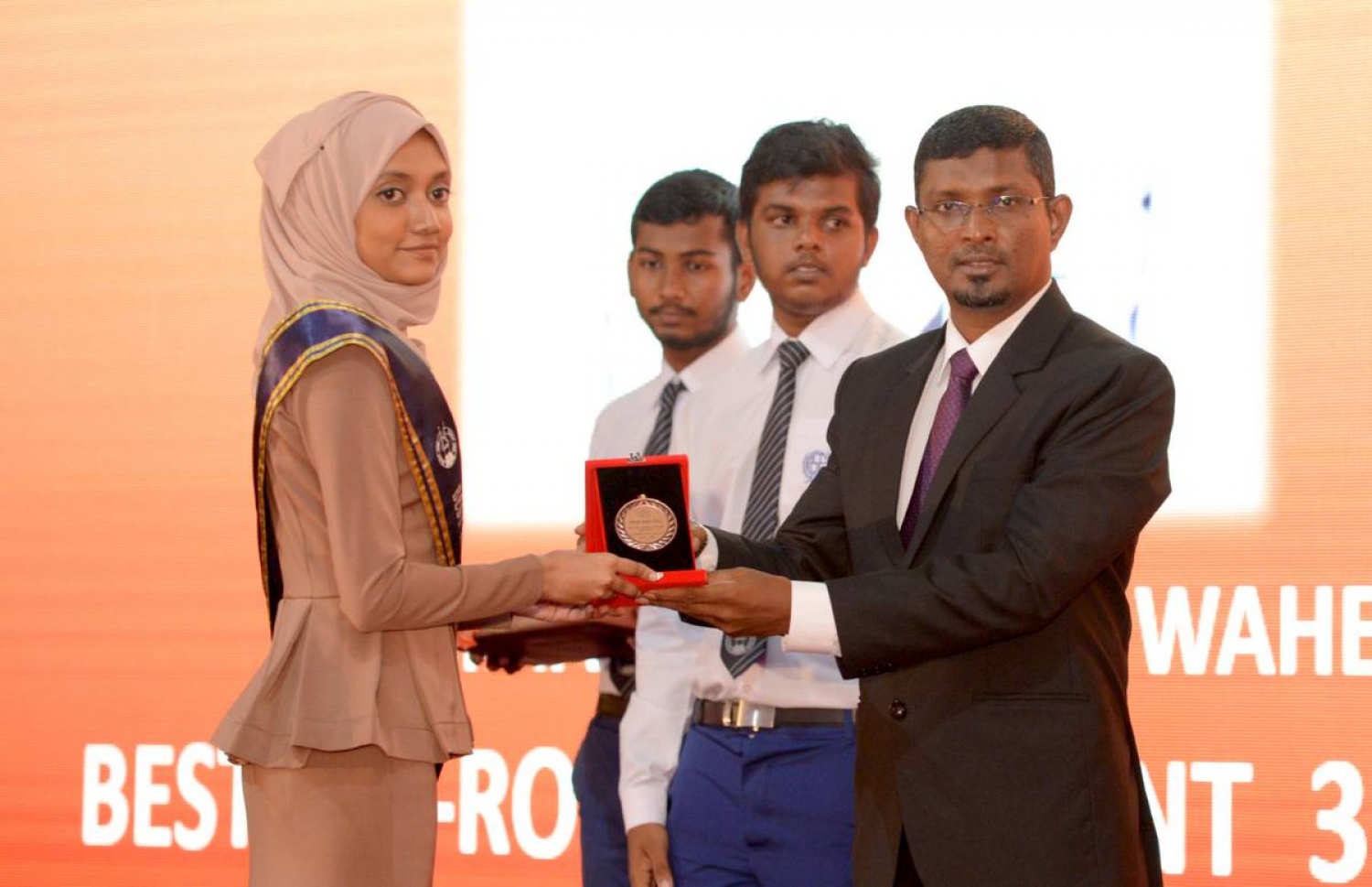 ސީއެޗްއެސްއީން މިދިޔަ އަހަރުގެ ޖޫން މަހުގެ ބެޗުން ތިން ވަނަ ހޯދި ޝާހީނަށް، އެޑިއުކޭޝަންގެ ސްޓޭޓް މިނިސްޓަރު ޝާކިރު ތަށި ހަވާލުކޮށްދެއްވަނީ-- ފޮޓޯ: ސީއެޗްއެސްއީ