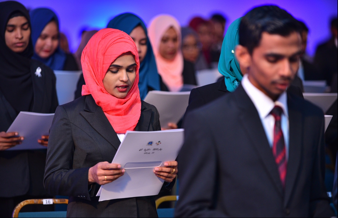 މާލެ: އޭޕްރިލް 8، 2018: ދިވެހިރާއްޖޭގެ ކޯޓުތަކުގައި ވަކާލާތު ކުރުމުގެ ހުއްދަ 175 މީހަކަށް ދިނުމާއި، އެވަކީލުންގެ ހުވާ ލައިދިނުމުގެގޮތުން ދަރުބާރުގޭގައި ބޭއްވި ހާއްސަ ރަސްމިއްޔާތުގައި ވަކީލުންތަކެއް ހުވާކުރަނީ.-- ފޮޓޯ: ހުސައިން ވަހީދު/މިހާރު