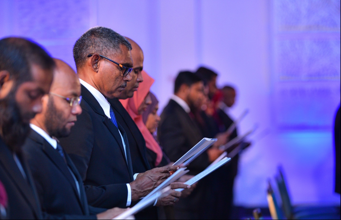 މާލެ: އޭޕްރިލް 8، 2018: ދިވެހިރާއްޖޭގެ ކޯޓުތަކުގައި ވަކާލާތު ކުރުމުގެ ހުއްދަ 175 މީހަކަށް ދިނުމާއި، އެވަކީލުންގެ ހުވާ ލައިދިނުމުގެގޮތުން ދަރުބާރުގޭގައި ބޭއްވި ހާއްސަ ރަސްމިއްޔާތުގައި ވަކީލުންތަކެއް ހުވާކުރަނީ.-- ފޮޓޯ: ހުސައިން ވަހީދު/މިހާރު