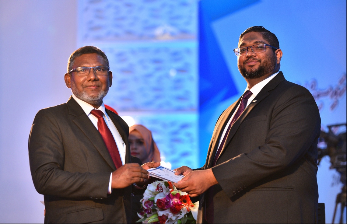 މާލެ: އޭޕްރިލް 8، 2018: ދިވެހިރާއްޖޭގެ ކޯޓުތަކުގައި ވަކާލާތު ކުރުމުގެ ހުއްދަ 175 މީހަކަށް ދިނުމާއި، އެވަކީލުންގެ ހުވާ ލައިދިނުމުގެގޮތުން ދަރުބާރުގޭގައި ބޭއްވި ހާއްސަ ރަސްމިއްޔާތުގައި ވަކީލުކަމުގެ ހުއްދަ ބޭފުޅަކަށް ދެއްވަނީ:--މިހާރު ފޮޓޯ/ހުސައިން ވަހީދު