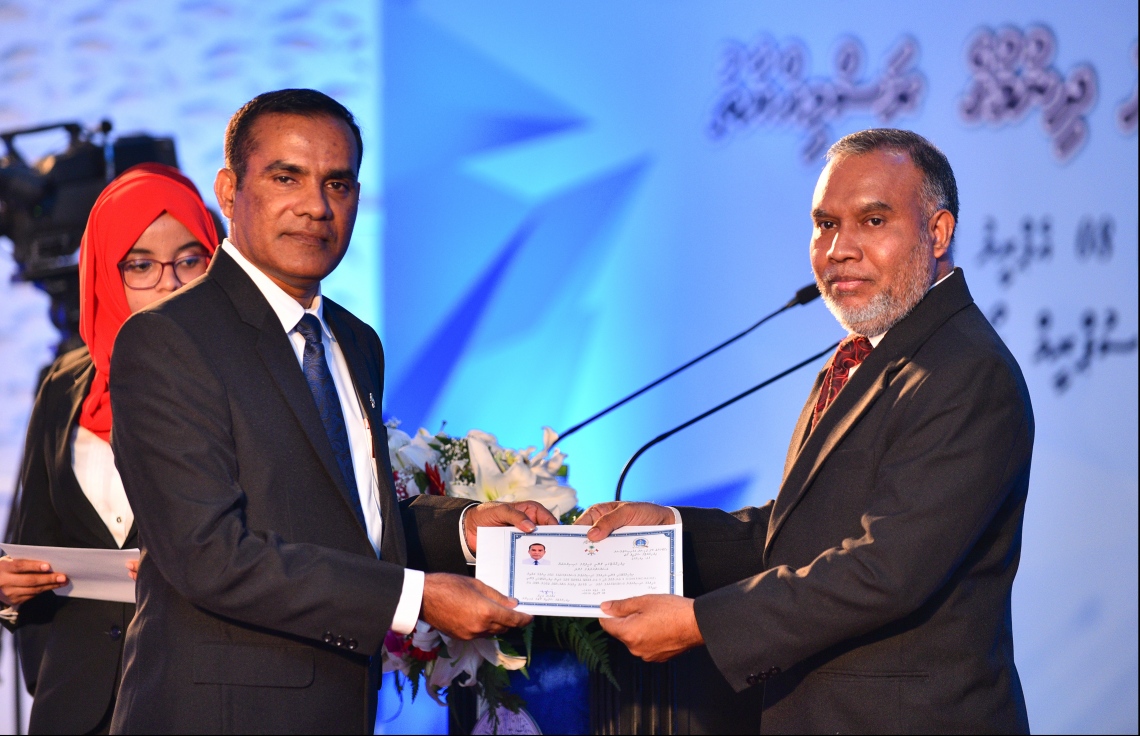 މާލެ: އޭޕްރިލް 8، 2018: ދިވެހިރާއްޖޭގެ ކޯޓުތަކުގައި ވަކާލާތު ކުރުމުގެ ހުއްދަ 175 މީހަކަށް ދިނުމާއި، އެވަކީލުންގެ ހުވާ ލައިދިނުމުގެގޮތުން ދަރުބާރުގޭގައި ބޭއްވި ހާއްސަ ރަސްމިއްޔާތުގައި ވަކީލުކަމުގެ ހުއްދަ ބޭފުޅަކަށް ދެއްވަނީ:--މިހާރު ފޮޓޯ/ހުސައިން ވަހީދު