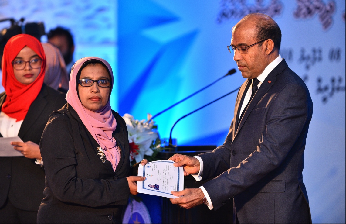 މާލެ: އޭޕްރިލް 8، 2018: ދިވެހިރާއްޖޭގެ ކޯޓުތަކުގައި ވަކާލާތު ކުރުމުގެ ހުއްދަ 175 މީހަކަށް ދިނުމާއި، އެވަކީލުންގެ ހުވާ ލައިދިނުމުގެގޮތުން ދަރުބާރުގޭގައި ބޭއްވި ހާއްސަ ރަސްމިއްޔާތުގައި ވަކީލުކަމުގެ ހުއްދަ ބޭފުޅަކަށް ދެއްވަނީ:--މިހާރު ފޮޓޯ/ހުސައިން ވަހީދު