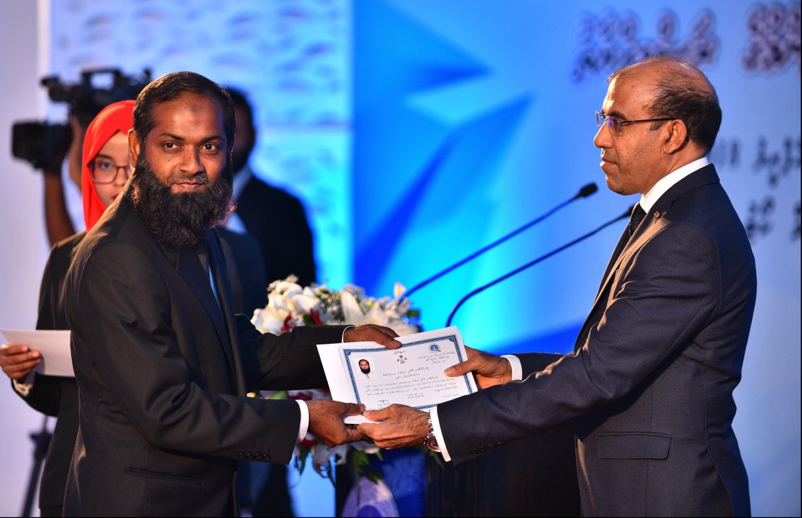 މާލެ: އޭޕްރިލް 8، 2018: ދިވެހިރާއްޖޭގެ ކޯޓުތަކުގައި ވަކާލާތު ކުރުމުގެ ހުއްދަ 175 މީހަކަށް ދިނުމާއި، އެވަކީލުންގެ ހުވާ ލައިދިނުމުގެގޮތުން ދަރުބާރުގޭގައި ބޭއްވި ހާއްސަ ރަސްމިއްޔާތުގައި ވަކީލުކަމުގެ ހުއްދަ ބޭފުޅަކަށް ދެއްވަނީ:--މިހާރު ފޮޓޯ/ހުސައިން ވަހީދު