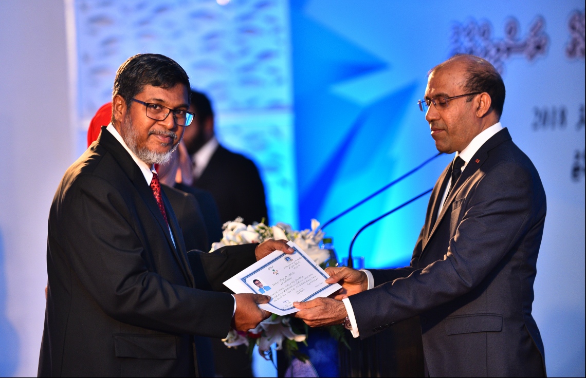 މާލެ: އޭޕްރިލް 8، 2018: ދިވެހިރާއްޖޭގެ ކޯޓުތަކުގައި ވަކާލާތު ކުރުމުގެ ހުއްދަ 175 މީހަކަށް ދިނުމާއި، އެވަކީލުންގެ ހުވާ ލައިދިނުމުގެގޮތުން ދަރުބާރުގޭގައި ބޭއްވި ހާއްސަ ރަސްމިއްޔާތުގައި ވަކީލުކަމުގެ ހުއްދަ ބޭފުޅަކަށް ދެއްވަނީ:--މިހާރު ފޮޓޯ/ހުސައިން ވަހީދު