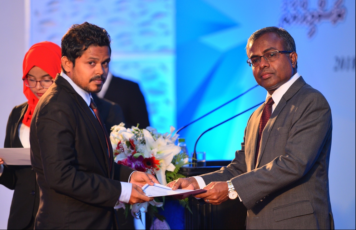 މާލެ: އޭޕްރިލް 8، 2018: ދިވެހިރާއްޖޭގެ ކޯޓުތަކުގައި ވަކާލާތު ކުރުމުގެ ހުއްދަ 175 މީހަކަށް ދިނުމާއި، އެވަކީލުންގެ ހުވާ ލައިދިނުމުގެގޮތުން ދަރުބާރުގޭގައި ބޭއްވި ހާއްސަ ރަސްމިއްޔާތުގައި ވަކީލުކަމުގެ ހުއްދަ ބޭފުޅަކަށް ދެއްވަނީ:--މިހާރު ފޮޓޯ/ހުސައިން ވަހީދު