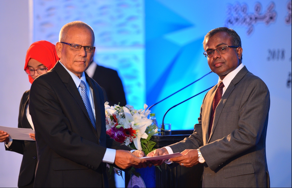 މާލެ: އޭޕްރިލް 8، 2018: ދިވެހިރާއްޖޭގެ ކޯޓުތަކުގައި ވަކާލާތު ކުރުމުގެ ހުއްދަ 175 މީހަކަށް ދިނުމާއި، އެވަކީލުންގެ ހުވާ ލައިދިނުމުގެގޮތުން ދަރުބާރުގޭގައި ބޭއްވި ހާއްސަ ރަސްމިއްޔާތުގައި ވަކީލުކަމުގެ ހުއްދަ ބޭފުޅަކަށް ދެއްވަނީ:--މިހާރު ފޮޓޯ/ހުސައިން ވަހީދު