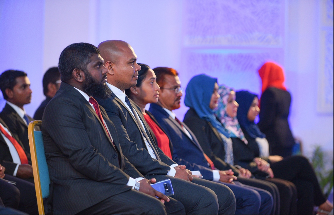 މާލެ: އޭޕްރިލް 8، 2018: ދިވެހިރާއްޖޭގެ ކޯޓުތަކުގައި ވަކާލާތު ކުރުމުގެ ހުއްދަ 175 މީހަކަށް ދިނުމާއި، އެވަކީލުންގެ ހުވާ ލައިދިނުމުގެގޮތުން ދަރުބާރުގޭގައި ބޭއްވި ހާއްސަ ރަސްމިއްޔާތުގެ ތެރެއިން.-- ފޮޓޯ: ހުސައިން ވަހީދު/މިހާރު