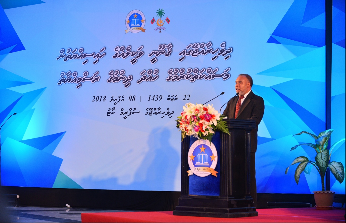 މާލެ: އޭޕްރިލް 8، 2018: ދިވެހިރާއްޖޭގެ ކޯޓުތަކުގައި ވަކާލާތު ކުރުމުގެ ހުއްދަ 175 މީހަކަށް ދިނުމާއި، އެވަކީލުންގެ ހުވާ ލައިދިނުމުގެގޮތުން ދަރުބާރުގޭގައި ބޭއްވި ހާއްސަ ރަސްމިއްޔާތުގެ ތެރެއިން.-- ފޮޓޯ: ހުސައިން ވަހީދު/މިހާރު