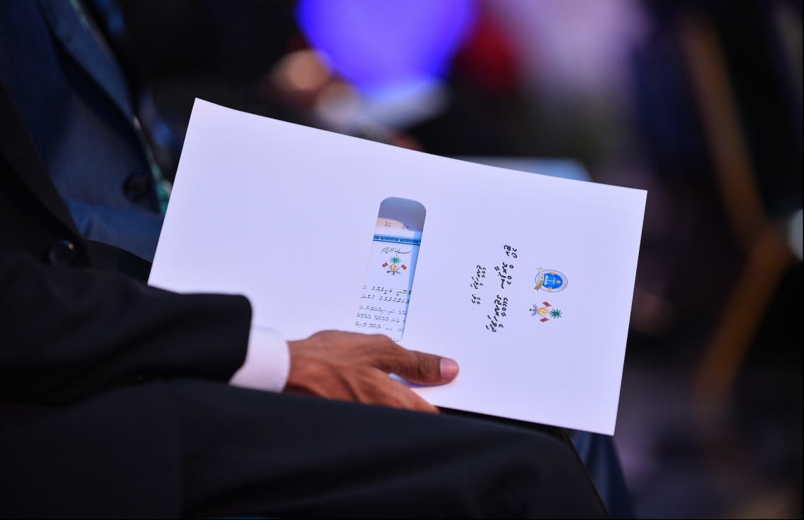 މާލެ: އޭޕްރިލް 8، 2018: ދިވެހިރާއްޖޭގެ ކޯޓުތަކުގައި ވަކާލާތު ކުރުމުގެ ހުއްދަ 175 މީހަކަށް ދިނުމާއި، އެވަކީލުންގެ ހުވާ ލައިދިނުމުގެގޮތުން ދަރުބާރުގޭގައި ބޭއްވި ހާއްސަ ރަސްމިއްޔާތުގެ ތެރެއިން.-- ފޮޓޯ: ހުސައިން ވަހީދު/މިހާރު