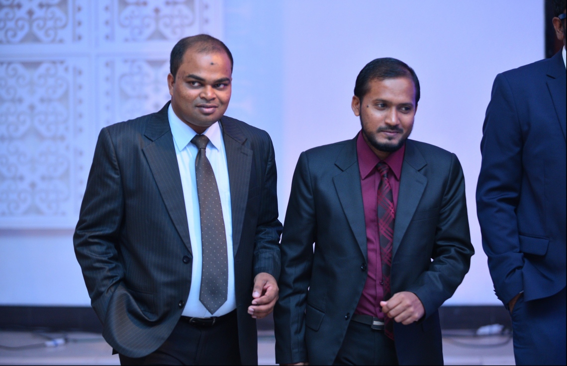 މާލެ: އޭޕްރިލް 8، 2018: ދިވެހިރާއްޖޭގެ ކޯޓުތަކުގައި ވަކާލާތު ކުރުމުގެ ހުއްދަ 175 މީހަކަށް ދިނުމާއި، އެވަކީލުންގެ ހުވާ ލައިދިނުމުގެގޮތުން ދަރުބާރުގޭގައި ބޭއްވި ހާއްސަ ރަސްމިއްޔާތުގެ ތެރެއިން.-- ފޮޓޯ: ހުސައިން ވަހީދު/މިހާރު