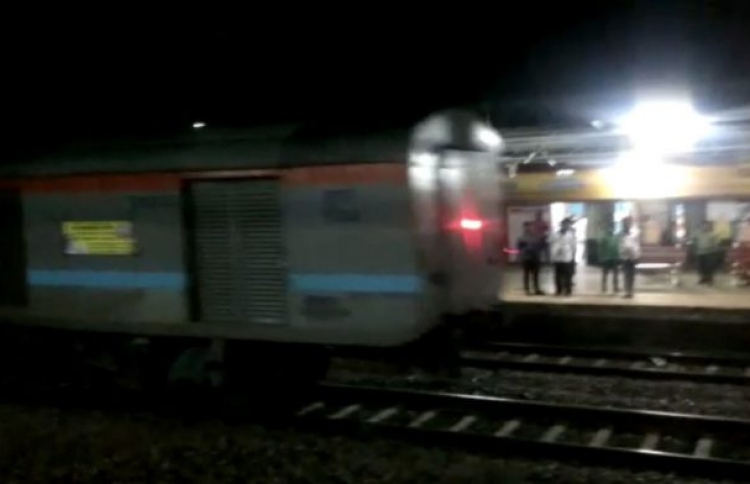 އިންޑިއާގެ ރޭލަކުން ވަކިވި ބައިތައް އެތައް މޭލަކަށް