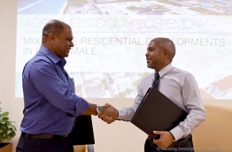 HDC Chairman Mohamed Saiman (R) with Damas’ managing director Abdulla Solih. PHOTO/MIHAARU