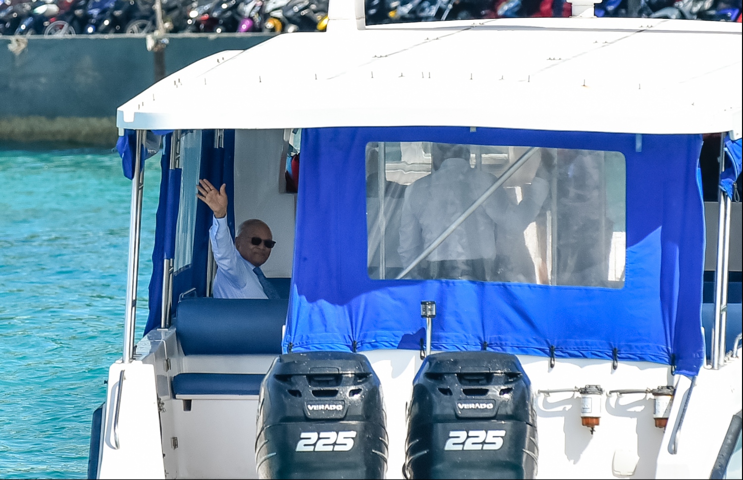 ސުޕްރީމް ކޯޓުގެ އަމުރާ ގުޅިގެން، އެއްބަފާ ކޮއްކޯފުޅު ޔާމީންގެ ވެރިކަމުގެ ފަހުކޮޅު ހައްޔަރުކުރި މައުމޫން ފުލުހުންގެ ލޯންޗެއްގައި ދޫނިދު އަށް ގެންދަނީ.---ފައިލް ފޮޓޯ: މިހާރު