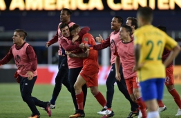 Members of Peru's national team celebrate after defeating Brazil in their Copa America Centenario football tournament match in Foxborough, Massachusetts, United States, on June 12, 2016. / AFP PHOTO