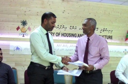 MTCC CEO Haleem (L) pictured with Housing Minister Dr Mohamed Muizzu during a ceremony. PHOTO/HOUSING MINISTRY