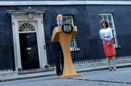 British Prime Minister David Cameron (C) flanked his wife Samantha speaks to the press in front of 10 Downing street in central London on June 24, 2016. Britain has voted to break out of the European Union, striking a thunderous blow against the bloc and spreading panic through world markets Friday as sterling collapsed to a 31-year low. / AFP PHOTO / BEN STANSALL