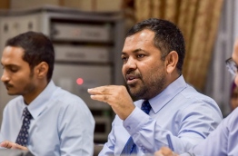 Tourism Minister Moosa Zameer (2nd L) gestures as he speaks at the parliamentary economic affairs committee on Thursday. MIHAARU PHOTO/NISHAN ALI