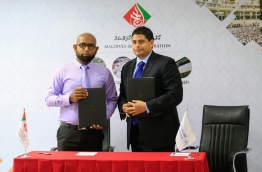 Maldives Hajj Corporation’s manager Yamin Idrees (L) and Saudi Airlines’ operator Aeroworld Pvt Ltd’s CEO Hisham Shums pictured after signing the agreement on Sunday. MIHAARU PHOTO/MOHAMED SHARUHAAN
