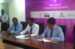 Economic minister Mohamed Saeed (R) signs the agreement with MTCC CEO Ibrahim Ziyath (C) on Monday. Maldives is set to launch public ferry service across the Maldives. MIHAARU PHOTO
