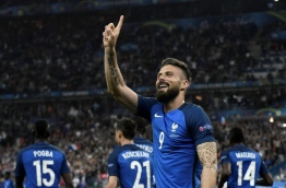 France's forward Olivier Giroud celebrates after scoring another goal during the Euro 2016 quarter-final football match between France and Iceland at the Stade de France in Saint-Denis, near Paris, on July 3, 2016. / AFP PHOTO / PHILIPPE LOPEZ