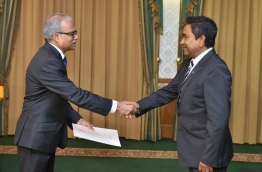 President Yameen (R) shakes the hand of Dr Mohamed Asim shortly after his appointment as the new foreign minister. PHOTO/PRESIDENT'S OFFICE