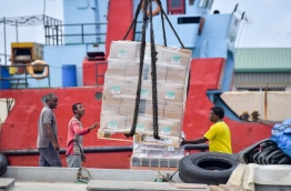 Goods being unloaded at the Male commercial harbour. MIHAARU PHOTO/NISHAN ALI