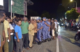 Police controlling protesters during the opposition alliance rally on Thursday. MIHAARU PHOTO/MOHAMED SHARUHAAN