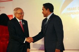 Former president Gayoom (L) pictured with his half brother and incumbent president Yameen during the official independence day ceremony last year. FILE PHOTO/PRESIDENT'S OFFICE
