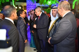 President Yameen pictured speaking to some of the foreign dignitaries who attended the official independence day ceremony held at the Islamic Centre in the capital Male on Tuesday evening. MIHAARU PHOTO/MOHAMED SHARUHAAN