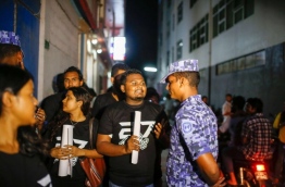 A journalist speaks to a police officer during a recent silent protest held against the defamation bill. MIHAARU PHOTO/MOHAMED SHARUHAAN