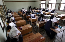 Yemeni students sit for the final-year school exams at a secondary school in the capital Sanaa, on July 30, 2016. / AFP PHOTO / MOHAMMED HUWAIS