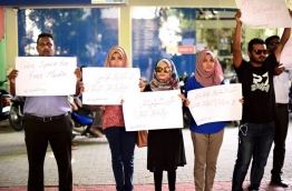 Local journalists protest against the government move to criminalise defamation near the parliament on Monday. MIHAARU PHOTO/HUSSAIN SHAYAAH