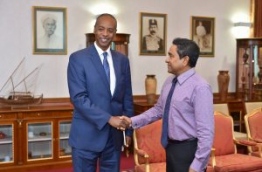 President Yameen (R) greets visiting UN Special Envoy Samuel during their meeting on Thursday. PHOTO/PRESIDENT'S OFFICE