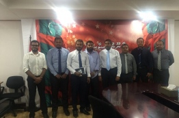 Pro-government Jumhoory Party lawmakers pose for a picture with the journalists leading the campaign against the defamation bill. MIHAARU PHOTO/ALI NAAFIZ