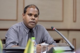 Media council member Ahmed Hamdhoon speaks during the sit-down with the parliamentary committee reviewing the defamation bill on Wednesday. MIHAARU PHOTO/NISHAN ALI