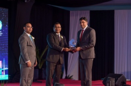 Ooredoo’s CEO Vikram Sinha (R) accepts the Ran Laari Award on Tuesday. MIHAARU PHOTO/MOHAMED SHARUHAAN