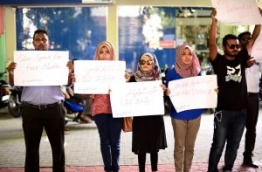 Local journalists protest against the government move to criminalise defamation near the parliament on Monday. MIHAARU PHOTO/HUSSAIN SHAYAAH