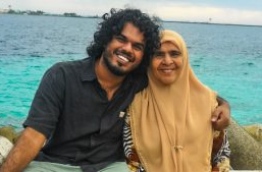 A smiling Rilwan with his mother. PHOTO/FINDMOYAMEEHAA.COM