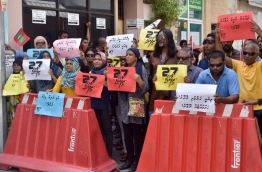 Protesters gathered outside the parliament as lawmakers voted to pass the defamation bill on Tuesday. MIHAARU PHOTO/NISHAN ALI