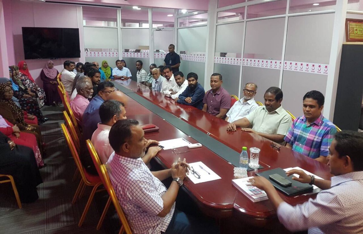 ޕީޕީއެމް އޮފީހުގައި ރޭ ބޭއްވި ބައްދަލުވުމުގައި ރައީސް ޔާމީން ބައިވެރިވެވަޑައިގަންނަވަނީ. --ފޮޓޯ/ސޯޝަލްމީޑިއާ