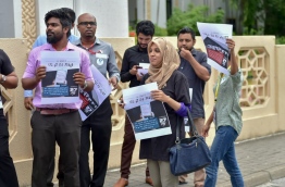 Local journalists protest outside the parliament as lawmakers passed the contentious defamation bill on Tuesday. MIHAARU PHOTO/MOHAMED SHARUHAAN