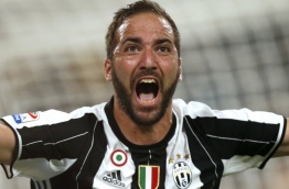 Juventus' Argentinian forward Gonzalo Higuain celebrates after scoring a goal during the Italian Serie A football match between Juventus and Fiorentina on August 20, 2016 at the Juventus Stadium in Turin. / AFP PHOTO / MARCO BERTORELLO