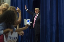 Republican presidential nominee Donald Trump arrives for a campaign event at Fredericksburg Expo Center August 20, 2016 in Fredericksburg, Virginia. / AFP PHOTO / MOLLY RILEY