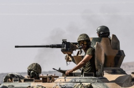 Turkey shelled Kurdish militia fighters in Syria on August 26 on the second day of a major military operation inside the country, saying they were failing to observe a deal with the US to stop advancing in jihadist-held territory. Turkey's army backed by international coalition air strikes launched an operation involving fighter jets and elite ground troops to drive Islamic State jihadists out of the border area. / AFP PHOTO / BULENT KILIC