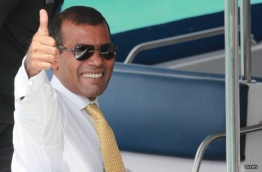 Former president Mohamed Nasheed gives the thumbs up sign. PHOTO/VNEWS